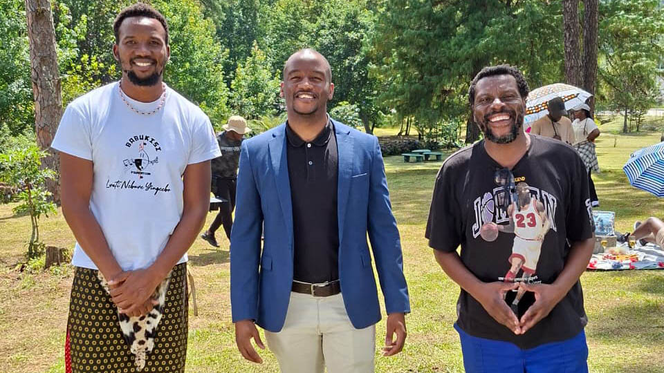 Sandile Makhanya, Mmeli Hlanze and Lusolotsha Ginindza during their visit to the film set of Bigamy.